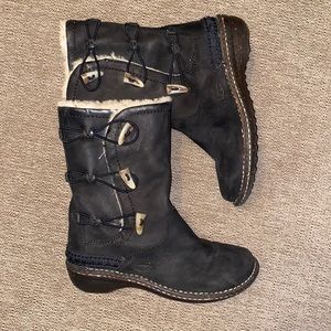 UGG Kona Black Leather Sheepskin Boots Tooth Toggle Closure size 8